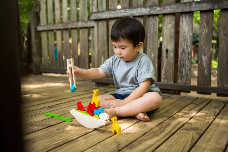 Dé coloré et animaux pour développer la perception et le vocabulaire