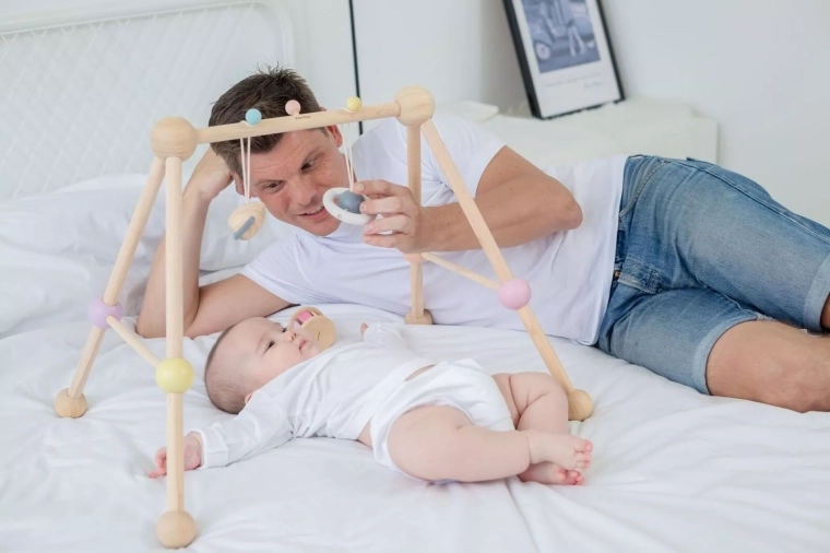 2 jouets suspendus interchangeables pour le développement du bébé