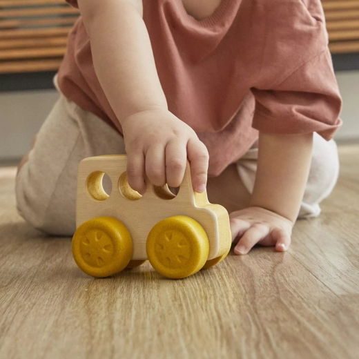 Tient dans la main de l’enfant et se pousse facilement