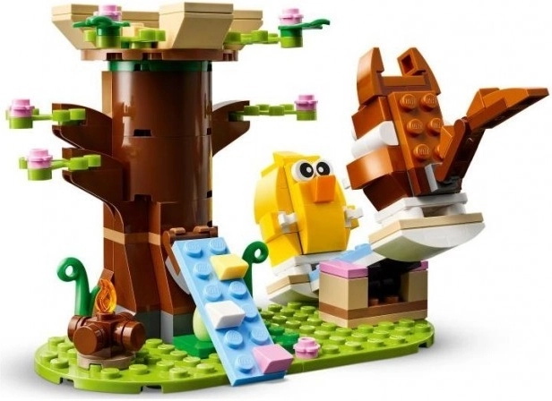 Scène printanière avec des animaux et une cabane dans l’arbre