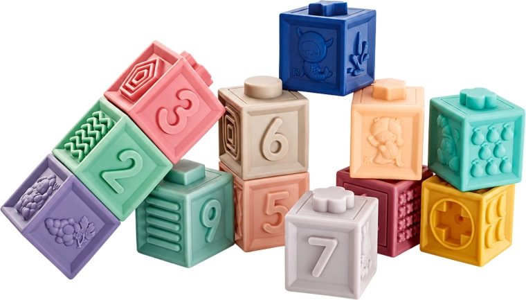 Cubes en relief avec chiffres et motifs