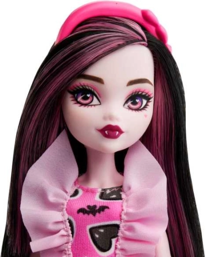 Draculaura rose stylée aux détails iconiques