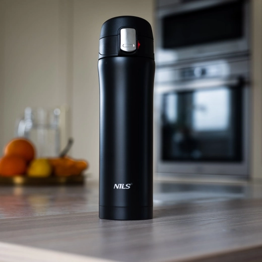 Couvercle sécurisé avec verrou et bouton