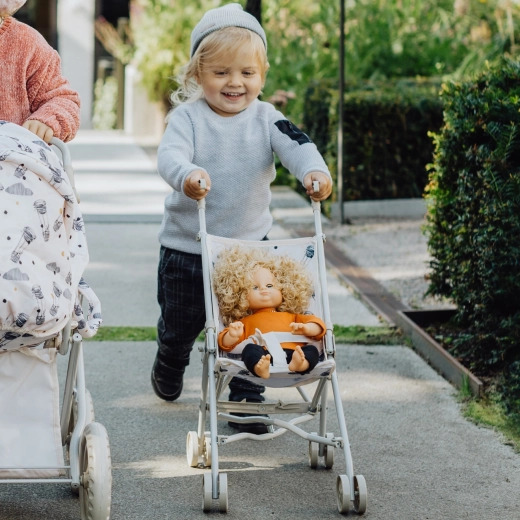 Une poussette légère que les enfants poussent facilement