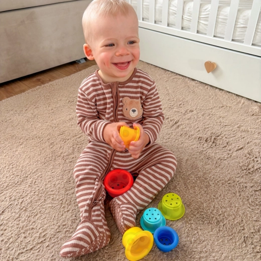 Gobelets à empiler pour la motricité fine