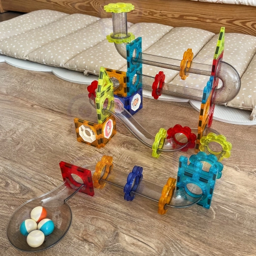 Tubes et entonnoirs transparents pour une course dynamique