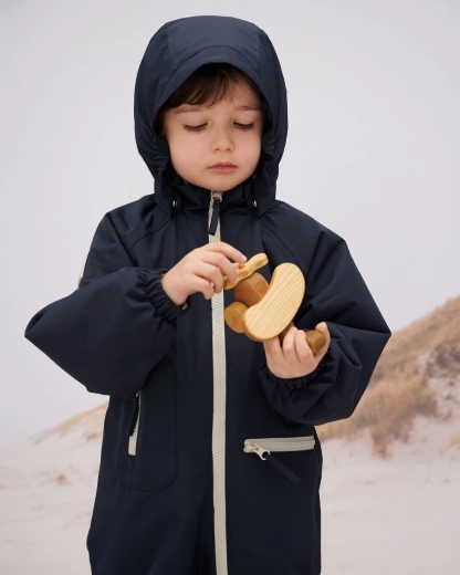 Détails pratiques : capuche amovible et élastiques