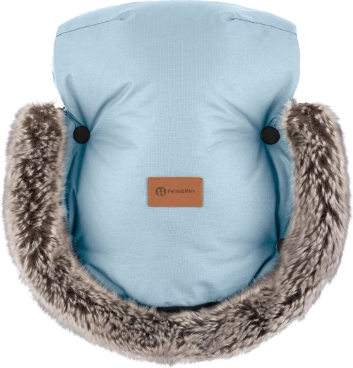 Mains au chaud sur la poignée de la poussette