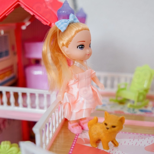 Une poupée et un chaton pour des jeux pleins d