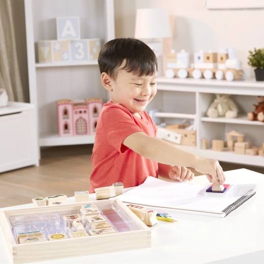 Tout rangé dans un plateau en bois + crayons de couleur pour colorier