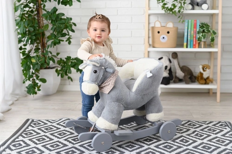 Cheval en peluche doux pour une promenade confortable