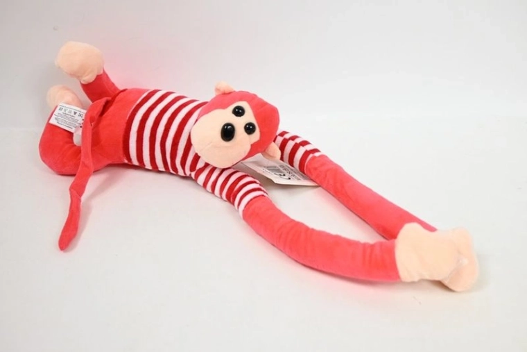 Singe suspendu en t-shirt rouge