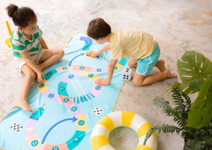 Serviette enfant Quut 2-en-1 Serpents et échelles, grande 180 × 100 cm