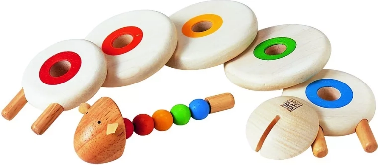 L’enfilage des couleurs apprend la logique et la patience