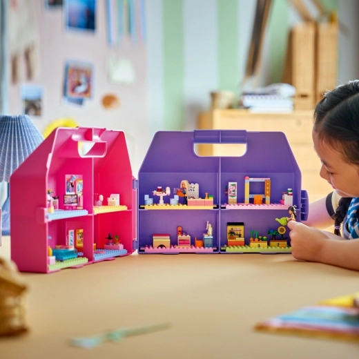 Mini-poupées et accessoires pour raconter des histoires