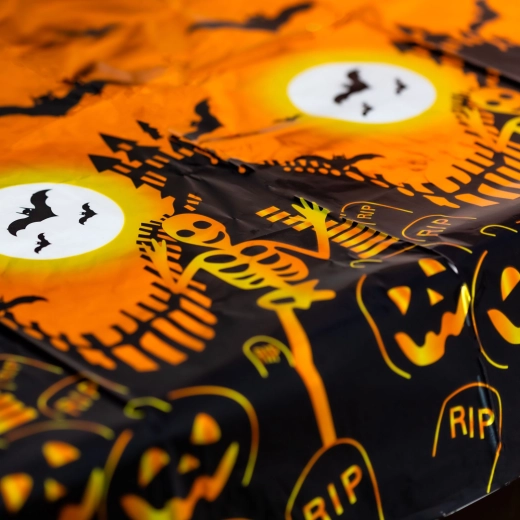 Nappe d’Halloween avec effet aluminium 137 × 183 cm – pierre tombale