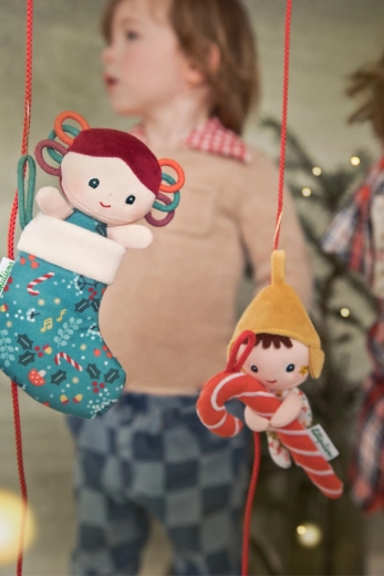 Une décoration et un compagnon en peluche