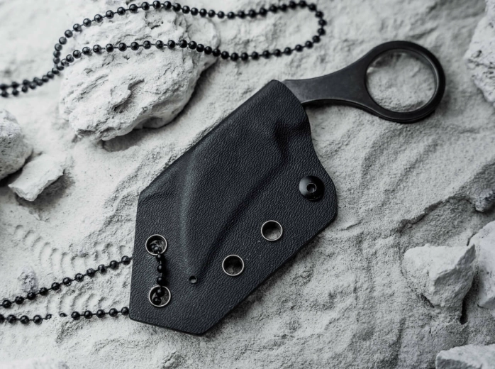 Port au cou : étui Kydex et chaîne à billes