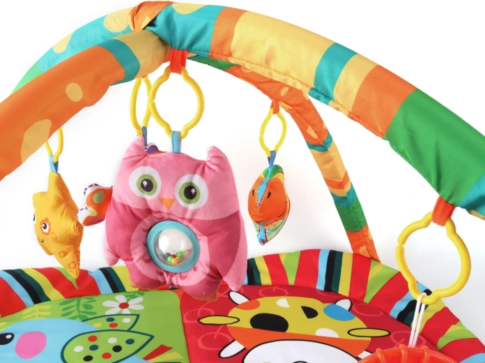 Arches et jouets suspendus pour développer la motricité