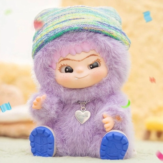 Peluche toute douce, détails marqués et anneau d’attache
