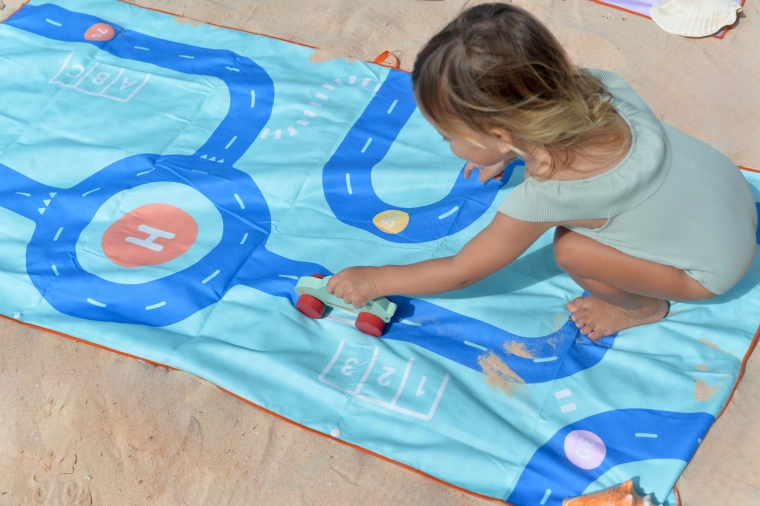 Serviette de plage et tapis de jeu Quut pour enfants – route, taille M 140 × 70 cm