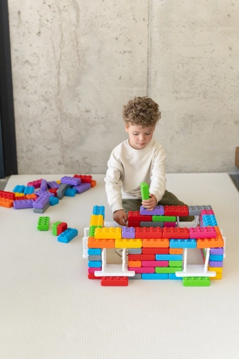 Grandes briques colorées pour petites mains