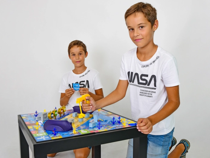Jeu stratégique familial dans l’univers du transport maritime