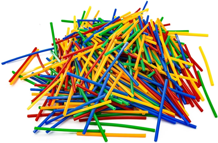 Beaucoup de pailles colorées pour des combinaisons infinies