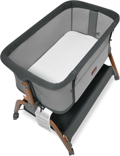 Côtés respirants en maille, roulettes avec frein et matelas inclus