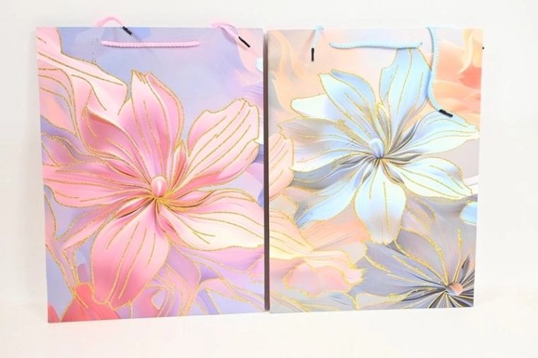 Grand sac cadeau avec motif floral et détails dorés
