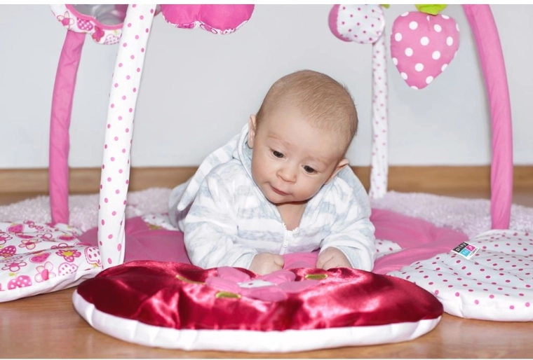 Stimulation sensorielle avec éléments bruissants et texturés