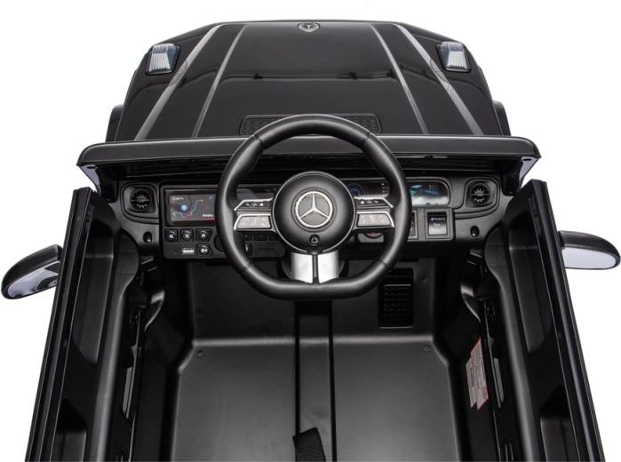 Cockpit détaillé et volant Mercedes