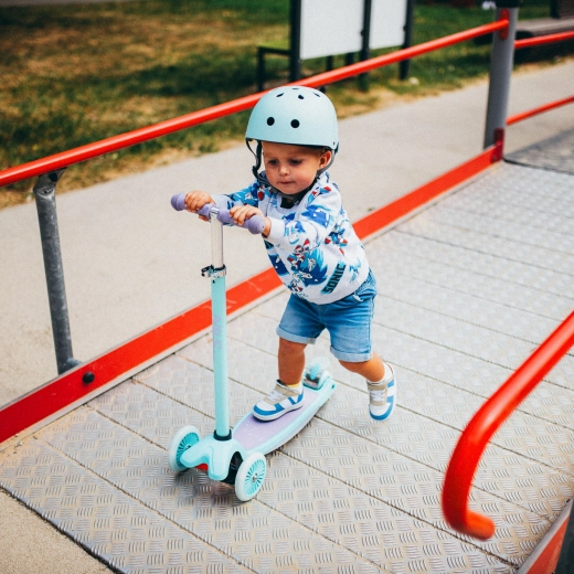 Construction stable à trois roues et direction par transfert de poids