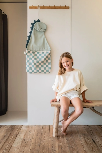 Un design dino joyeux pour la chambre d’enfant et la salle de bain