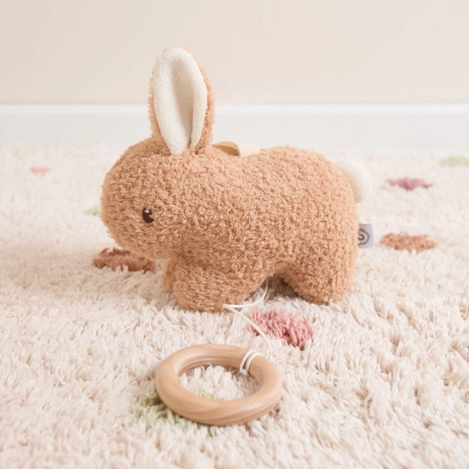 Peluche agréable et anneau en bois pour petites mains