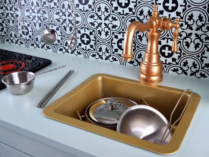 Évier doré stylé et robinet vintage
