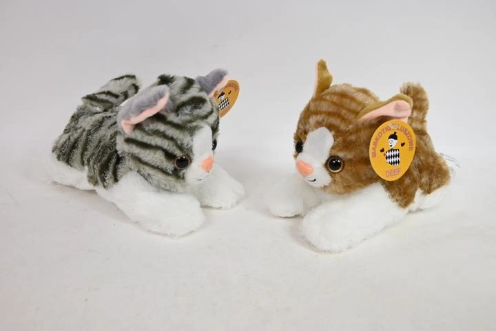 Chaton en peluche tigré couché