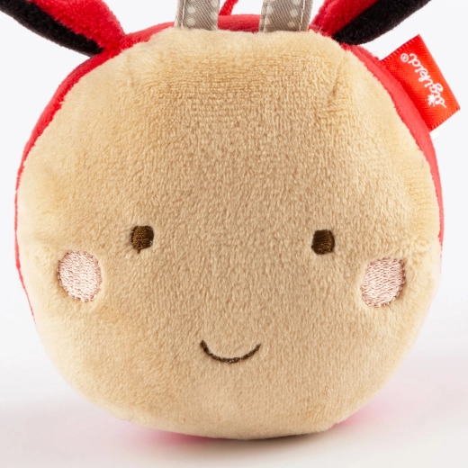 Peluche douce, textures variées et visage brodé