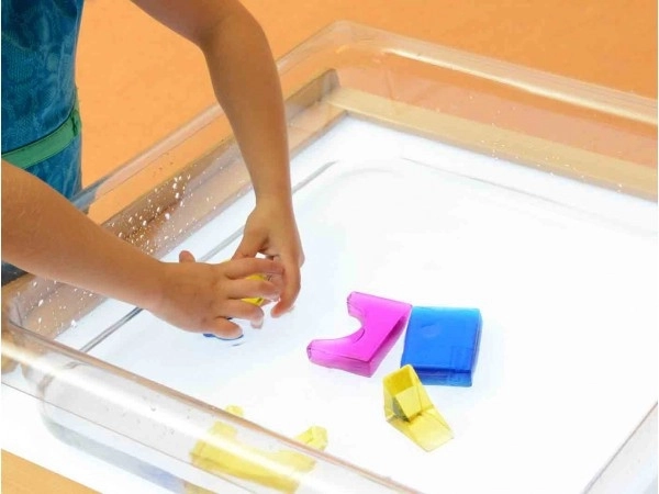 Couleurs vives et effets lumineux sur table lumineuse