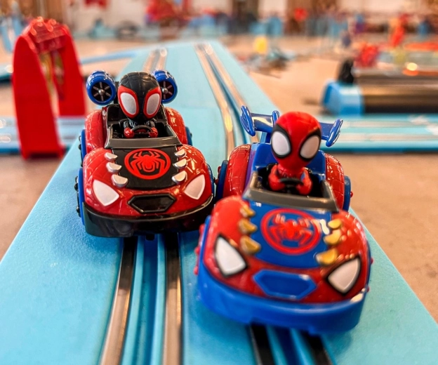 Circuit de course avec les héros Marvel
