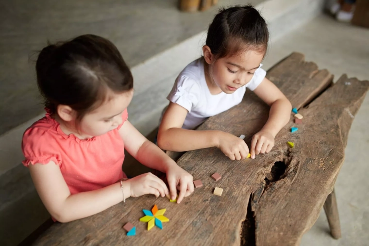 Apprendre en jouant : formes, couleurs et imagination spatiale