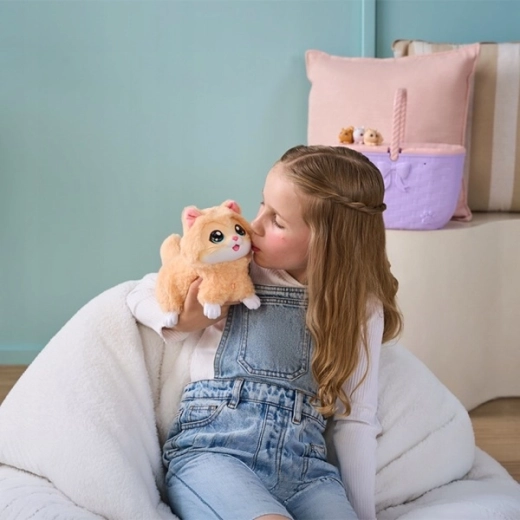 La maman chatte interactive réagit pendant le jeu