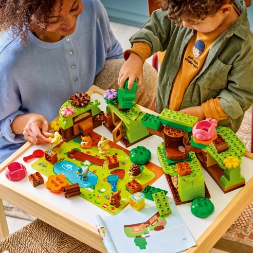 Un tapis de jeu rempli d’empreintes, de nourriture et de découvertes
