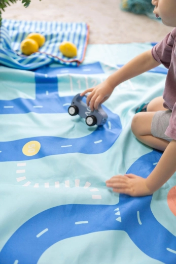 Serviette pour enfants Quut et tapis de jeu 2-en-1 route, L (180 × 100 cm)