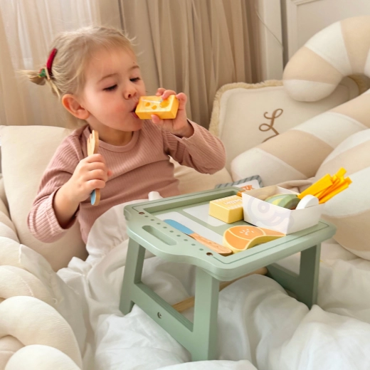 Petit-déjeuner au lit – un plateau que les enfants transportent facilement