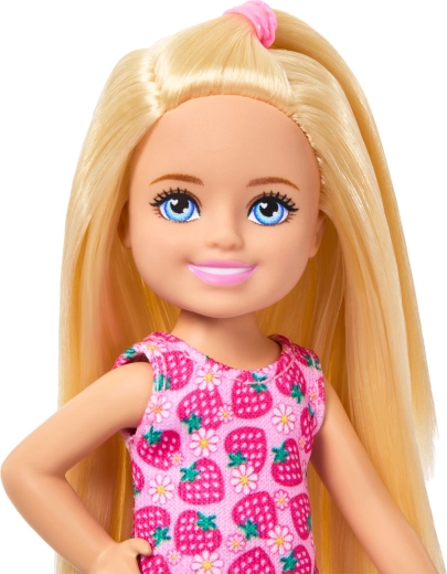 Longs cheveux blonds et expression adorable
