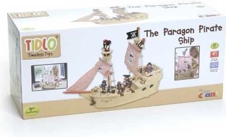 Bateau en bois avec voiles en tissu