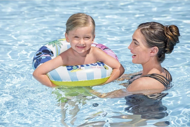 Léger soutien pendant les jeux dans l’eau