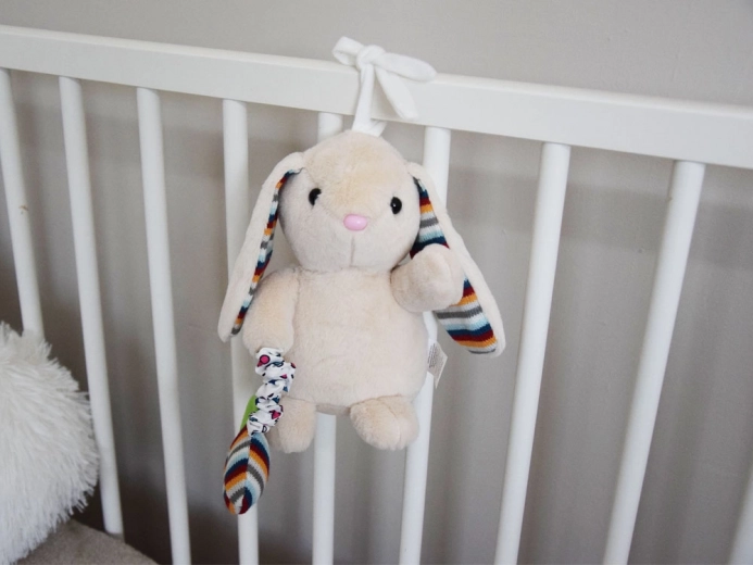 Fixation facile au lit bébé ou à la poussette