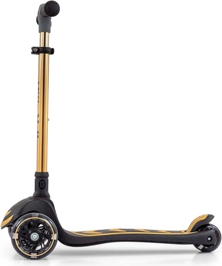 Grandit avec l’enfant grâce au guidon réglable